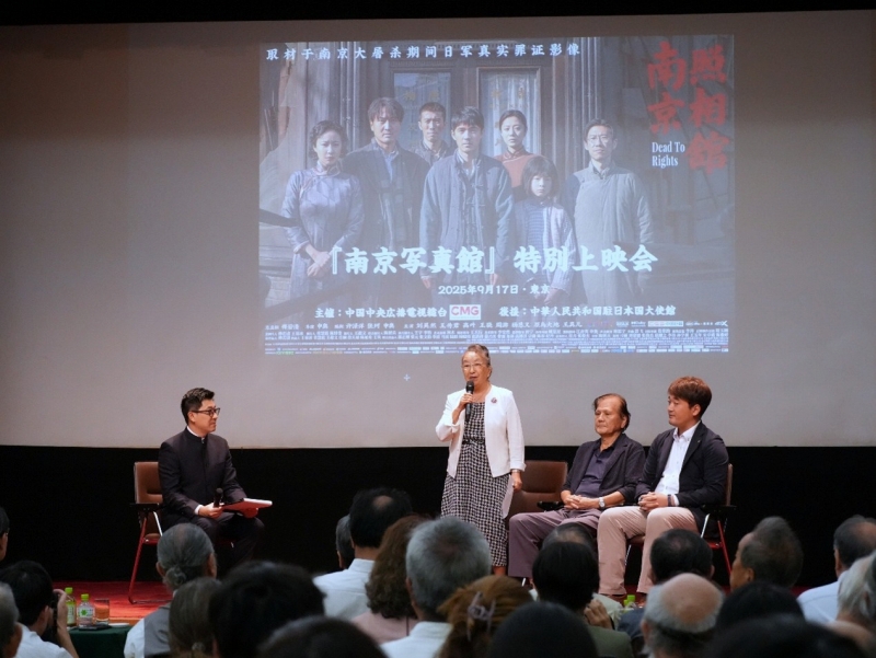 映画を見て感想を語る日本人（撮影・許可）。