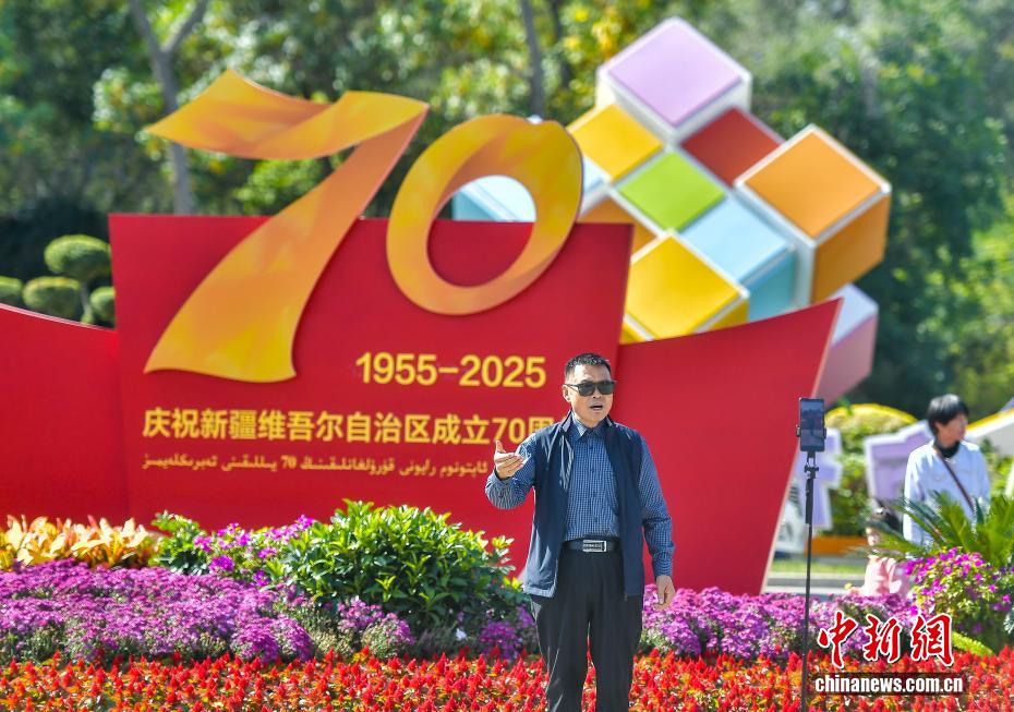 新疆維吾爾自治区成立70周年を祝う装飾で飾られた烏魯木斉市内　新疆