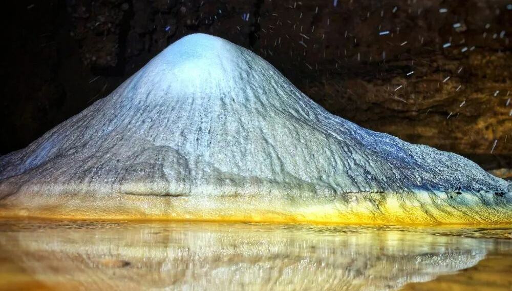 重慶で非常に珍しい鐘乳洞が発見！石膏の結晶群やパンダの骨を確認                    重慶市南川区合渓鎮で最近、二次浸出型石膏鐘乳洞が発見された。洞内の石膏の結晶は規模が大きく、形態も多様で、中国では非常に珍しい鍾乳洞となっている。詳細>