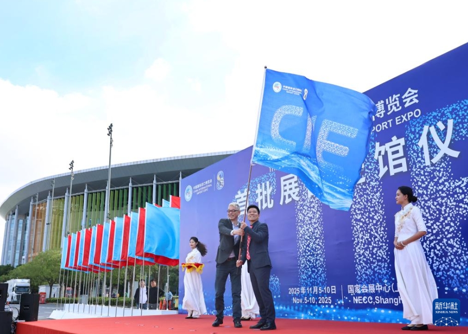 第8回中国国際輸入博覧会の出展品第一陣の搬入式　上海