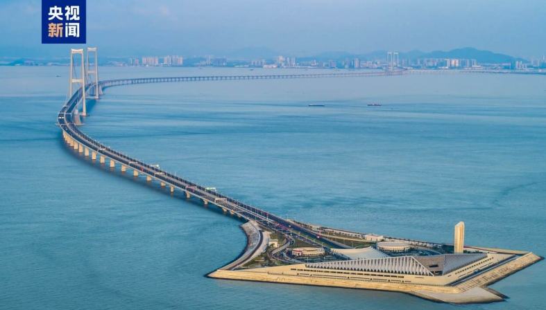 10月25日から 「深中通道」の西人工島文化観光プロジェクトが試験的にスタート                    広東交通集団は今月22日の取材に対して、「深中通道」（深セン-中山ブリッジ）の西人工島において、今月25日から、文化観光プロジェクトが試験的に実施されることを明らかにした。プロジェクトはその後、12月に正式に実施されることになる。詳細>