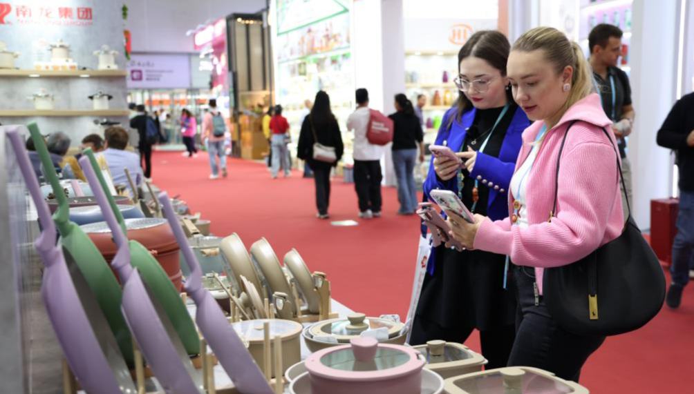 「中国一の展示会」に世界9割超の国・地域からのバイヤーが参加                    第138回中国輸出入商品交易会（広州交易会）第2期が10月23日に開幕した。「高品質な暮らし」をテーマに、生活用品、ギフト・装飾品、建材・家具などが集中的に展示されている。詳細>