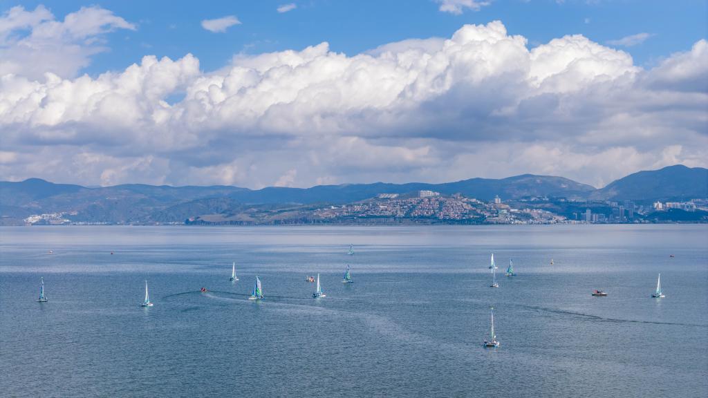 10 月 25 日と 26 日に、雲南省大理白(ペー)族自治州で開催されたヨットレース「中国万水千帆賽」(撮影・胡超)。