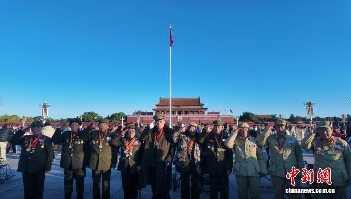 抗米援朝出国作戦に参加した老兵が北京・天安門広場を訪問する夢叶える                    今年、中国人民志願軍抗米援朝出国作戦75周年を迎えたことをうけ、今月26日、当時の作戦に参加した老兵10人が多くの勲章を胸につけて、家族やボランティアの付き添いの下、北京の天安門広場を訪問する夢を叶えた。詳細>