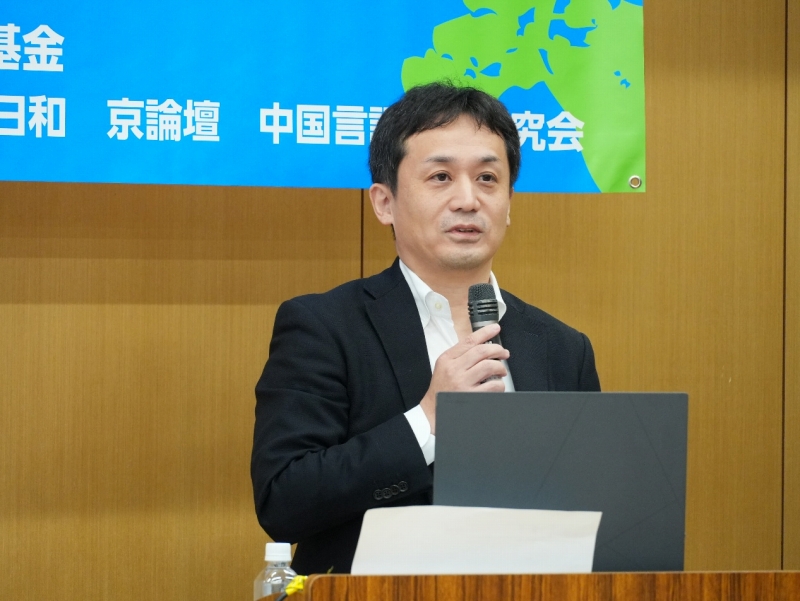 挨拶する笹川日中友好基金の尾形慶祐特任グループ長(撮影・許可)。