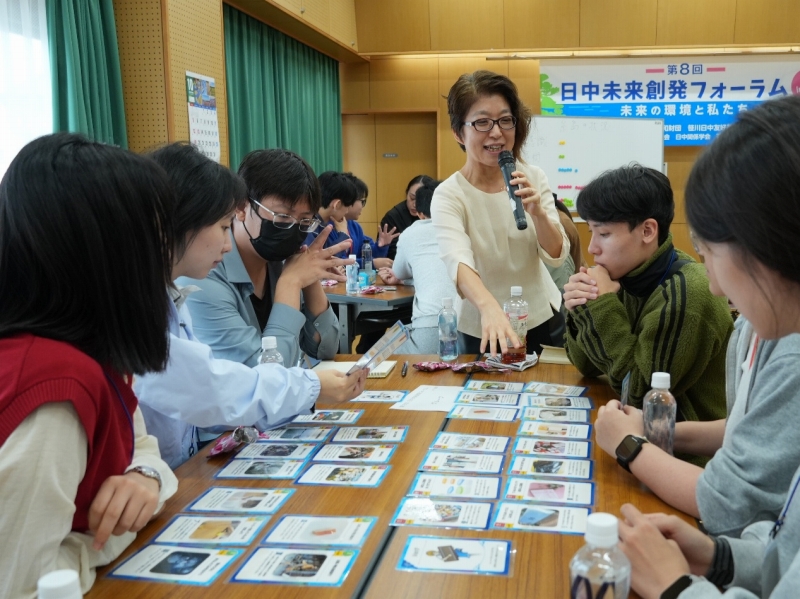 カードゲームを通して海洋ゴミの問題をどのように解決するかシミュレーションする学生たち(撮影・許可)。