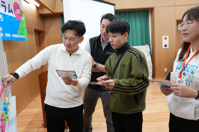 カードゲームを通して海洋ゴミの問題をどのように解決するかシミュレーションする学生たち(写真提供・笹川日中友好基金)。