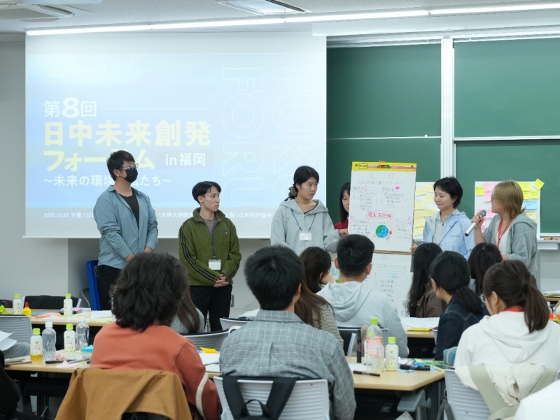 グループワークの成果を発表する学生たち(撮影・許可)。