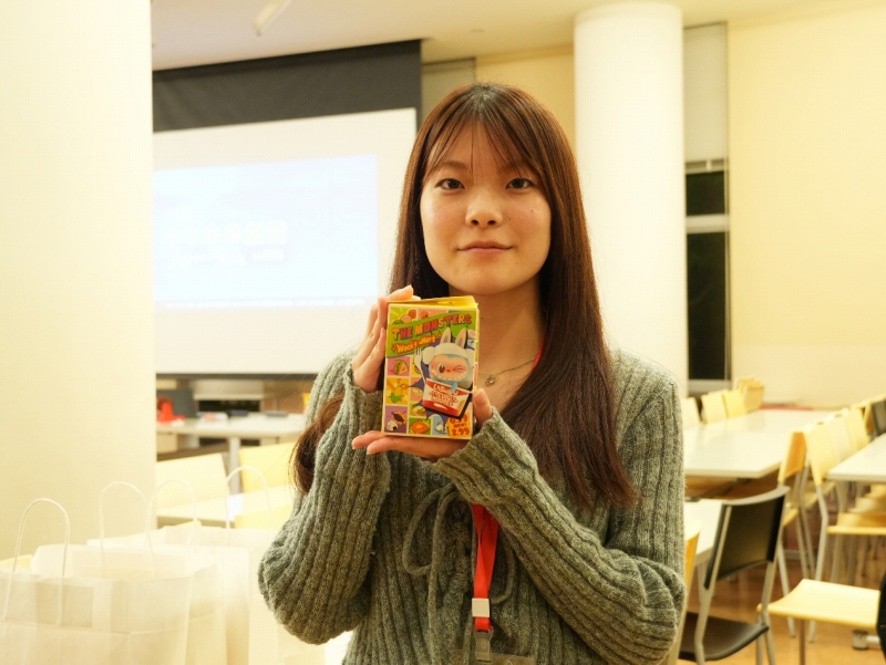 ゲットしたラブブを見せる高良凜乃さん(撮影・許可)。