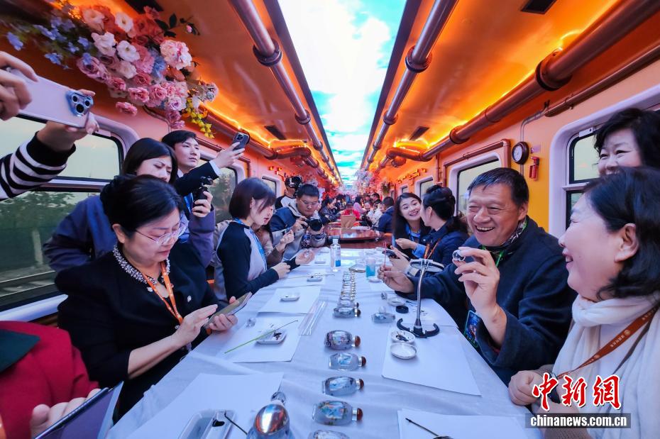 中国初のテーマエンタメ没入型文化観光列車「津旅時光号」が天津から出発