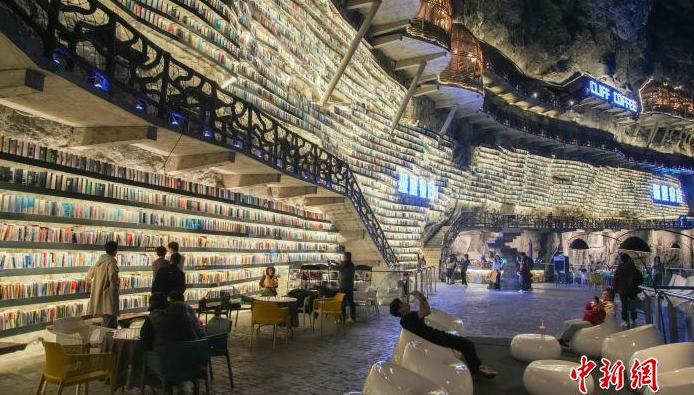 「地心への入口」を探索！ネットで話題の「断崖書店」　広西・羅城                    広西壮（チワン）族自治区河池市羅城仫佬（ムーラオ）族自治県綿花村深洞屯にある綿花天坑観光リゾート区には11月20日、大勢の観光客がネットで話題の「断崖書店」を目当てに訪れていた。詳細>