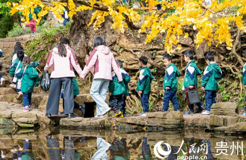 黄葉狩りとイチョウアート！遠足の児童らで賑わう貴州省のイチョウの村                    貴州省六盤水市管轄下の盤州市妥楽村では、初冬を迎え、イチョウが黄金色に染まっている。村では今、学校の教師や児童らが遠足に訪れ、イチョウの落ち葉を拾い、イチョウを使った作品を作る姿が見られる。詳細>