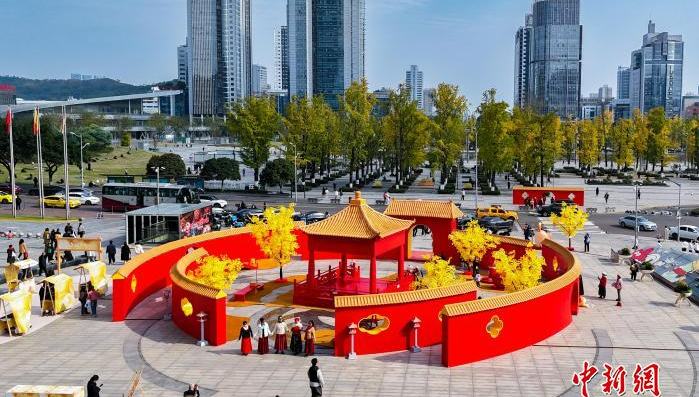 中国伝統建築を模した「紅壁」が広場に出現　重慶                    重慶市にある星匯両江芸術商業センターの広場に26日、中国の伝統建築に特徴的な赤い壁「紅壁」を模したスポットが登場した。詳細>