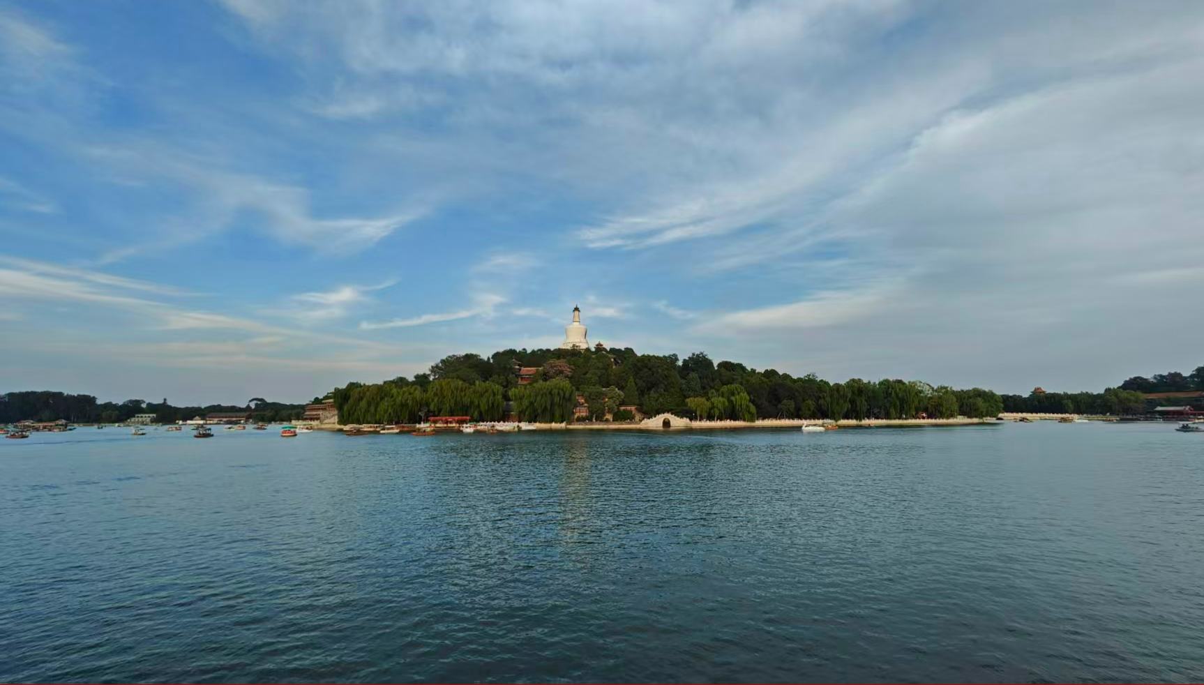 北京の大気が大幅に改善し2025年の95.3％が「青空」に　観測史上最高                    北京市人民政府新聞弁公室が今月4日に開いた北京市における大気の質の状況を説明する記者会見において、北京市生態環境局は、2025年における北京の大気の質はさらに改善され、PM2.5の年間平均濃度は1立方メートル当たり27.0マイクログラムと、初めて「30」を下回ったことを発表した。大気の質が「優良」だった日も初めて8割を超えた。詳細>