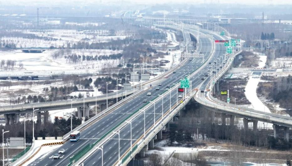 河北省の高速道路総距離が9千キロを突破　北京-雄安の移動時間は1時間に                    河北省交通運輸庁によると、「第14次五カ年計画（2021～2025年）」期間中に、河北省の高速道路の総距離は9千キロメートルを突破した。詳細>