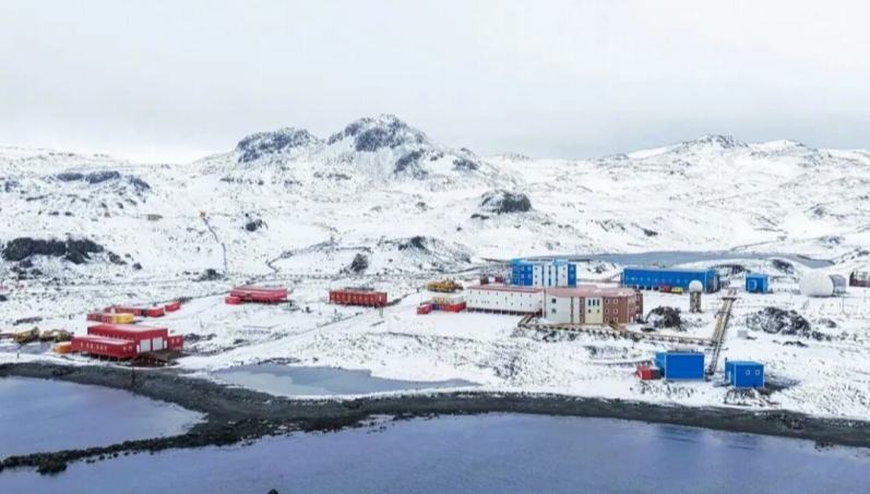 韓国のグルメバラエティ番組がまるで中国の「南極長城基地」PR番組に？                    韓国のあるバラエティー番組で、韓国の南極観測基地「世宗基地」が中国の「長城基地」の長期にわたる協力と交流に感謝するため、韓国の芸能人4人からなる「南極シェフチーム」が、長城基地を訪問し、感謝の料理を振る舞った。詳細>