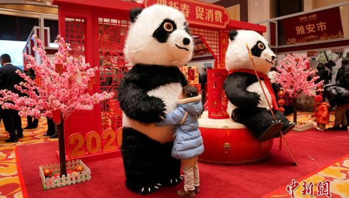 四川冬季観光・年越し用品PRイベントが北京で開催                    北京市の天府蜀風酒店で1日、「迎春、消費促進」をテーマとする四川冬季観光モデルコースならびに年越し用品をPRするウィークイベントが開幕した。詳細>