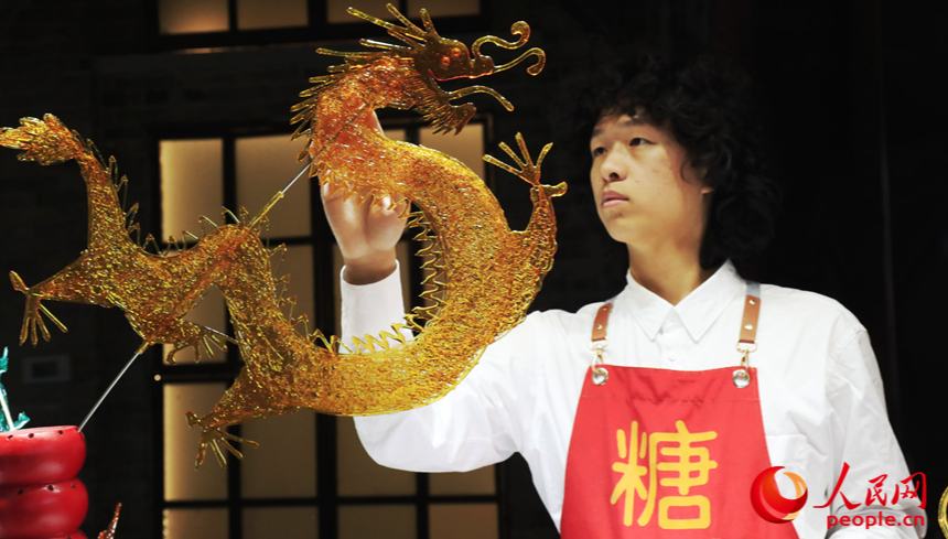 伝統の飴細工に新しい風を吹き込む中国の若者                    春節(旧正月、今年は2月17日)を控え、河南省鄭州市のある商業施設の飴細工の「糖画」コーナーでは、「00後(2000年以降生まれ)」の飴細工職人・王岐洋さんが真剣な表情で飴細工を作っている。詳細>