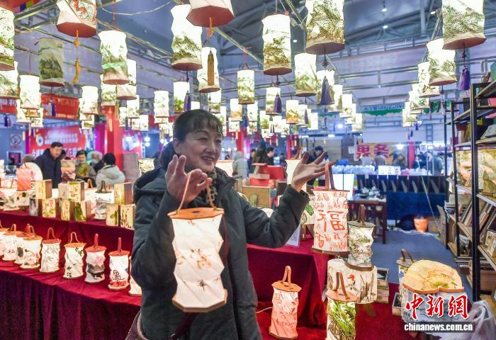 春節控え、年越し用品の買い出しに勤しむ市民　新疆・烏魯木斉