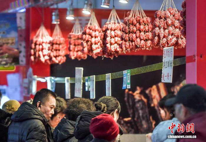 春節控え、年越し用品の買い出しに勤しむ市民　新疆・烏魯木斉