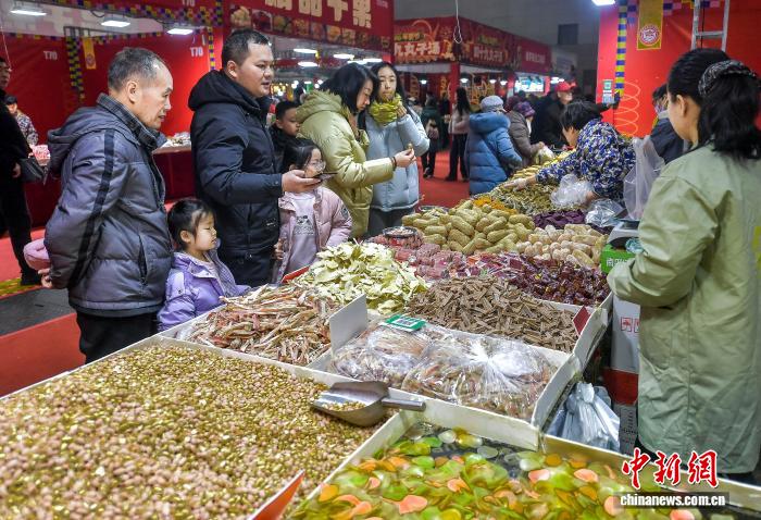 春節控え、年越し用品の買い出しに勤しむ市民　新疆・烏魯木斉