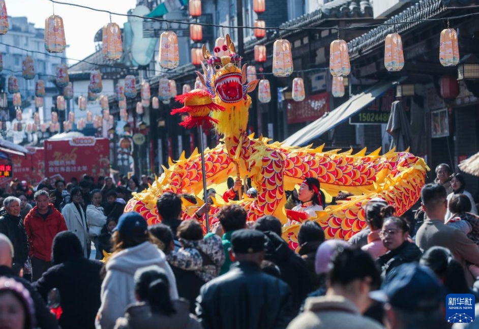 春節控え、古鎮で伝統的な民俗行事　浙江省