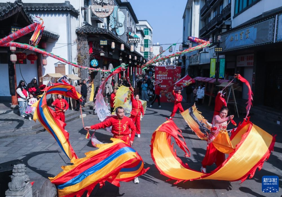 春節控え、古鎮で伝統的な民俗行事　浙江省