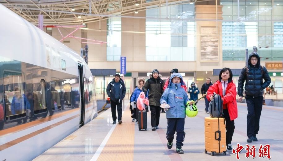 氷雪レジャーの「ゴールデン・ルート」となった京張鉄道                    氷雪レジャーのシーズンが到来し、中国鉄路北京局は、金曜日から日曜日にかけて、河北省張家口市崇礼方面への列車を増発している。詳細>