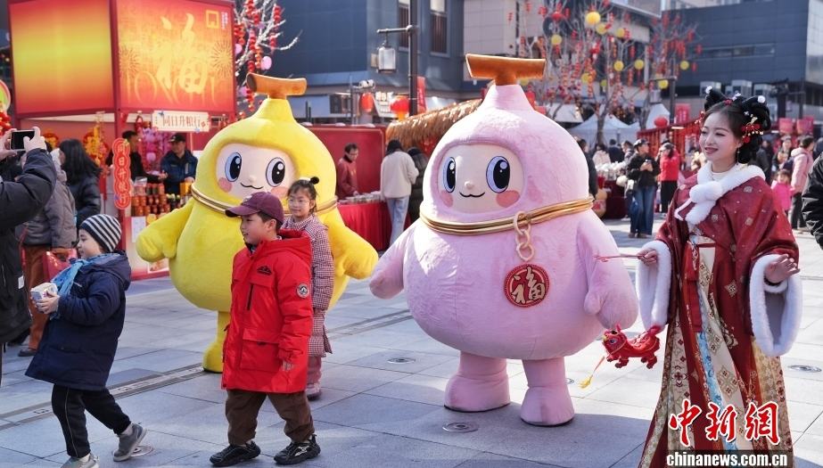 春節ムード高まる北京の隆福寺エリア                    春節（旧正月、今年は2月17日）を目前に控え、北京の隆福寺街区（エリア）では春節ムードが高まり、多くの市民で賑わっている。詳細>