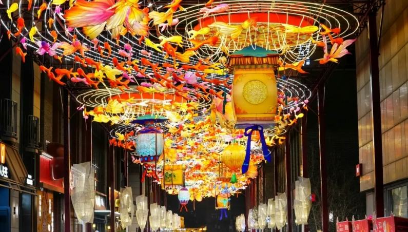 ランタンに彩られた春節モードの北京                    午年の春節（旧正月、今年は2月17日）を控え、ランタンに彩られた北京の街中は、春節ムードが急速に高まりを見せている。詳細>