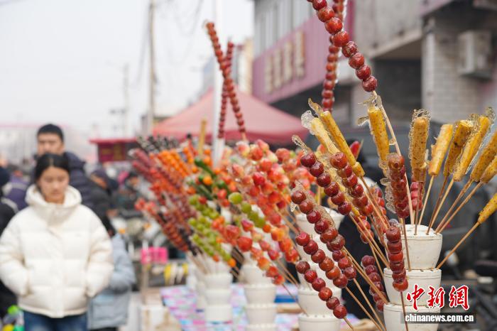 元宵節を祝う飴がけ菓子のイベント「糖墩会」開催　河北省任丘