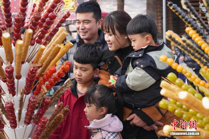 元宵節を祝う飴がけ菓子のイベント「糖墩会」開催　河北省任丘