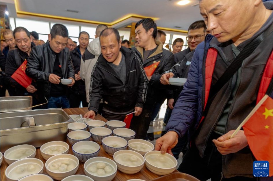 アゼルバイジャンで元宵節祝うイランから避難した中国の人々