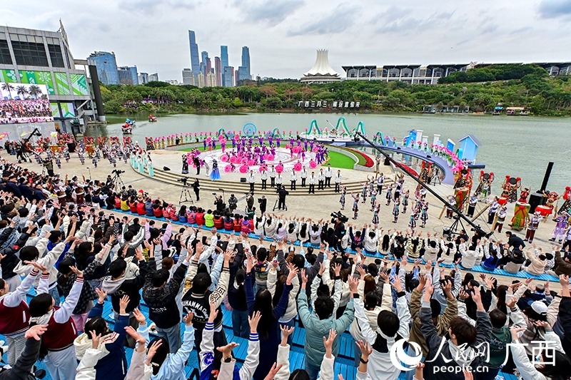 歌や踊りを楽しみ盛り上がりを見せる「上巳節」（撮影・雷琦竣）。
