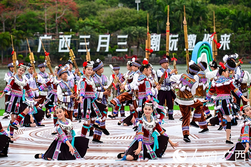 歌や踊りを楽しみ盛り上がりを見せる「上巳節」（撮影・雷琦竣）。