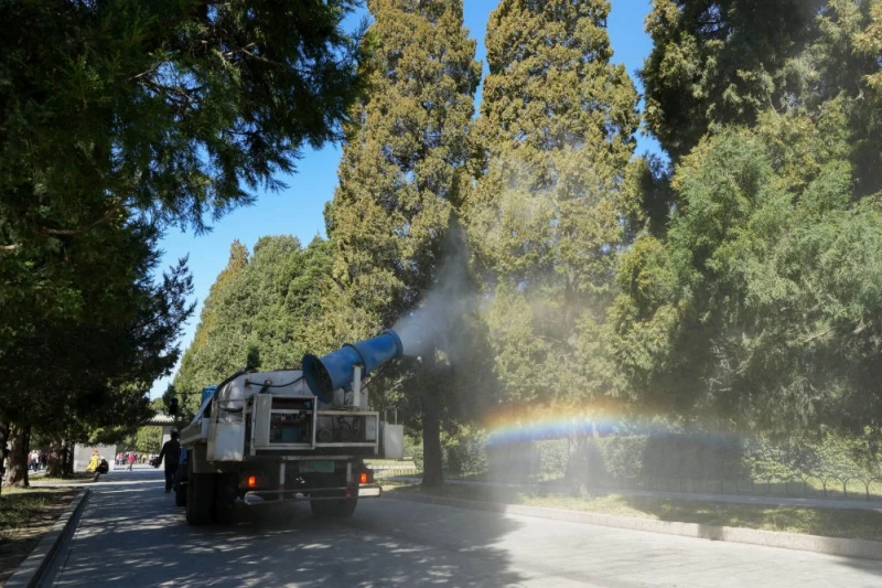 北京の天壇公園で、花粉を散布するヒノキに霧状の水を噴射するミストキャノントラック（2025年3月20日撮影・鞠煥宗）。