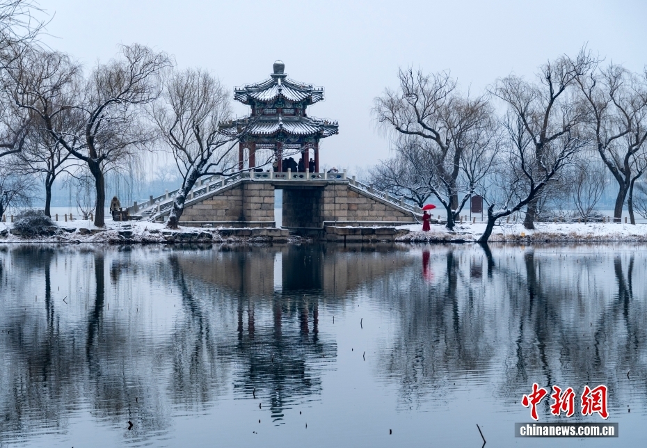 北京で降雪、頤和園の雪景色楽しむ観光客
