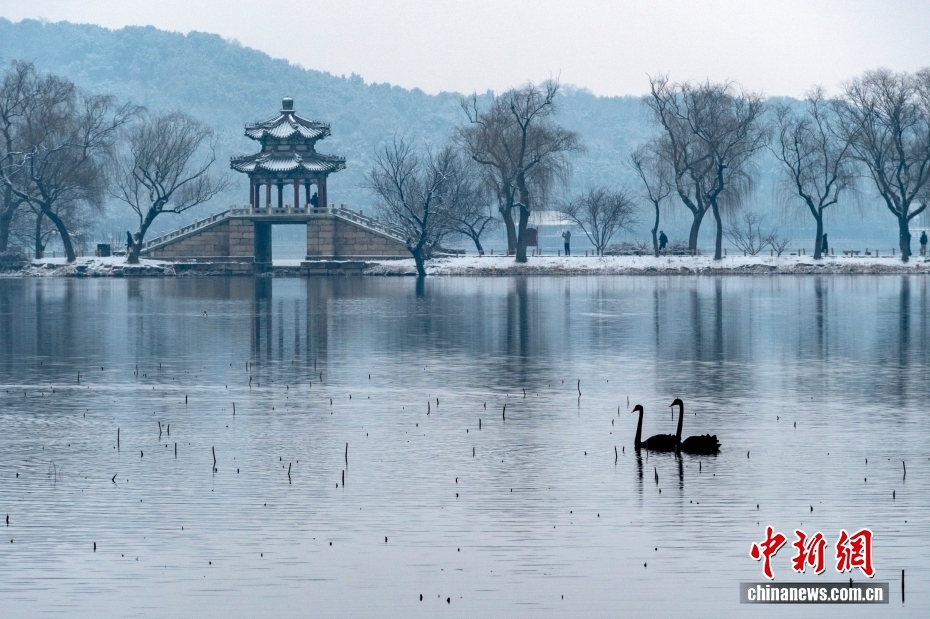 北京で降雪、頤和園の雪景色楽しむ観光客