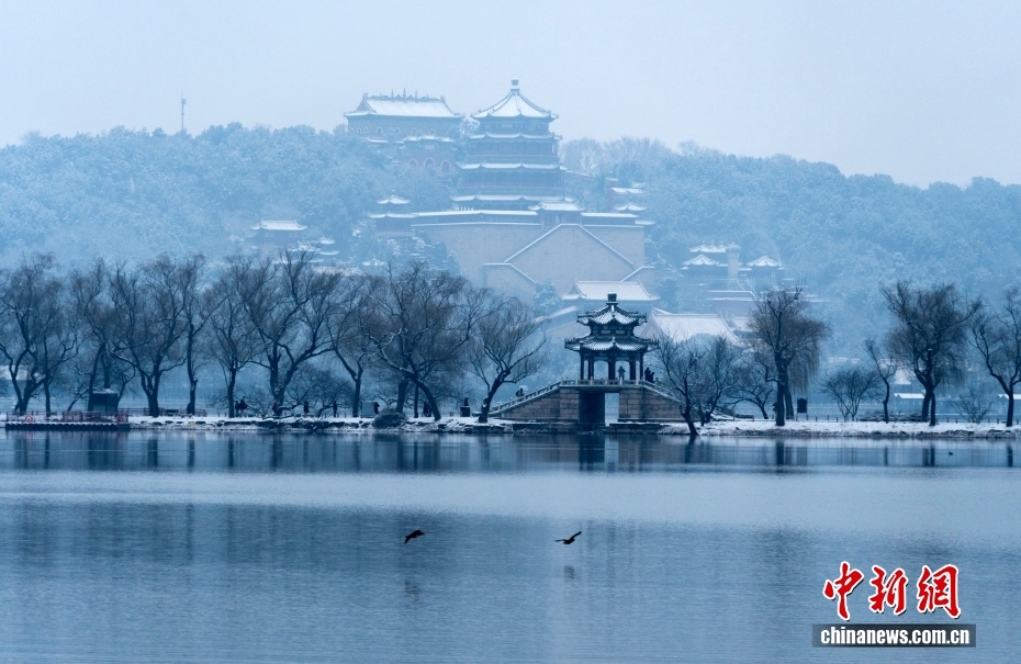 北京で降雪、頤和園の雪景色楽しむ観光客