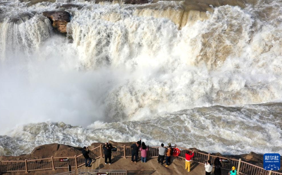 啓蟄を迎え、水量が増す黄河・壺口瀑布