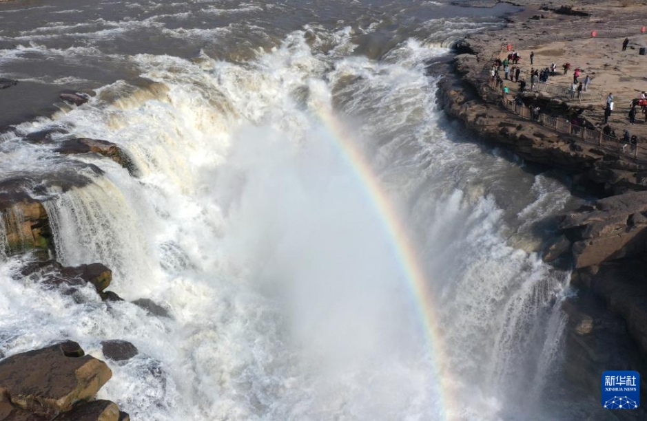 啓蟄を迎え、水量が増す黄河・壺口瀑布