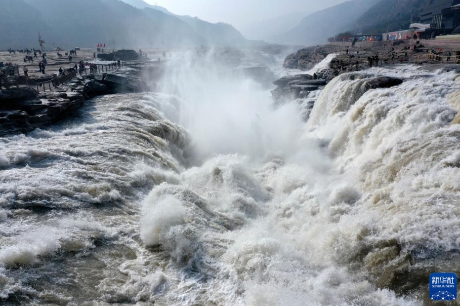 啓蟄を迎え、水量が増す黄河・壺口瀑布