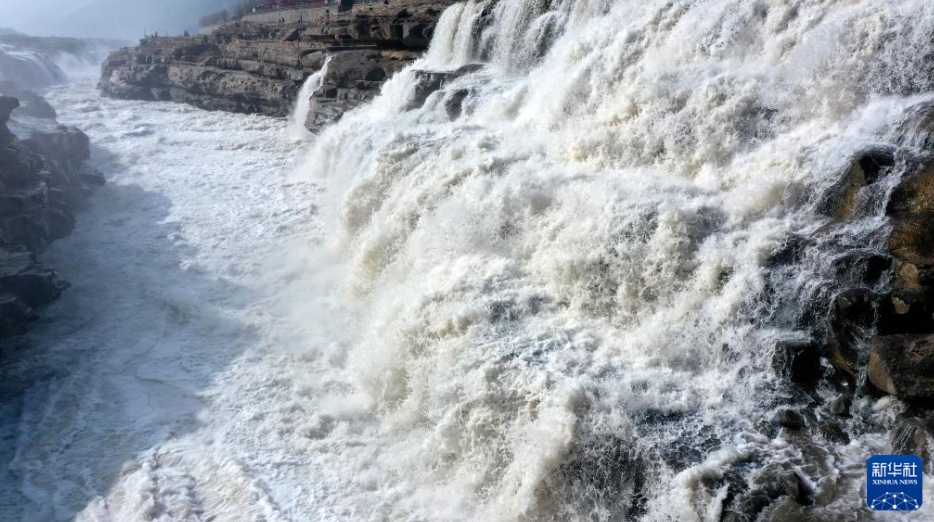 啓蟄を迎え、水量が増す黄河・壺口瀑布