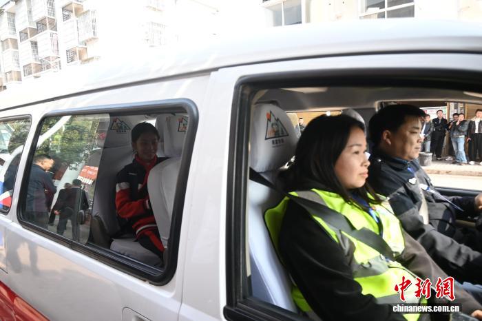 シャトルサービス「希望専用ライン」に乗って登校する児童・生徒（撮影・張旭）。