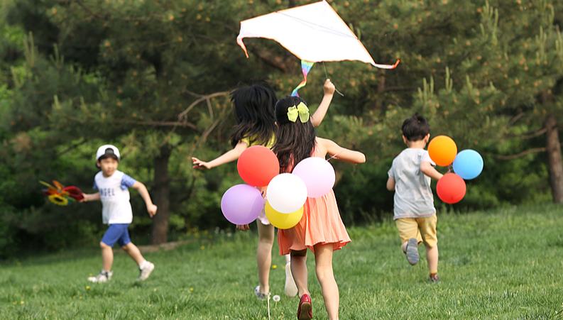 重慶の小中学校が2‐3日の春・秋休みを正式に導入　宿題は厳禁                    重慶市教育委員会と市級の関係当局は今月12日、共同で「市全域の小中学校において春・秋休み実施を模索することに関する指導的意見」を発表した。同市の小中学校において、今年から春・秋休みが正式に導入されることを意味している。詳細>