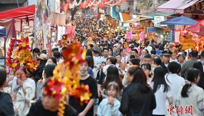 レタスで財を成す？民俗イベント「坑口生菜会」開催　広東省広州                    広東省広州市荔湾区で3月14日、民俗イベントの「坑口生菜会」が開かれ、多くの市民や観光客で賑わっていた。詳細>