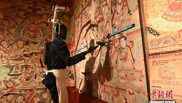 人型ロボットが蘭州の方言を話し、敦煌舞踊を踊れるように訓練するロボット訓練士                    甘粛省蘭州市では、若いロボット訓練士たちが、人型ロボットを訓練し、「甘粛省魂」を注入している。詳細>