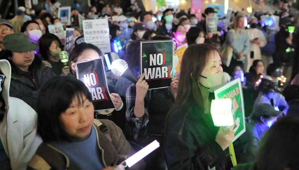 自衛官の中国大使館侵入事件、日本の市民が中国への謝罪を高市政権に求め集会                    東京・新宿で29日に行われた集会に日本の市民1000人以上が集まり、高市早苗首相就任以降の一連の危険な政策動向に抗議するとともに、自衛官による中国大使館への強行侵入事件を適切に処理し、直ちに中国側に謝罪するよう高市政権に求めた。詳細>