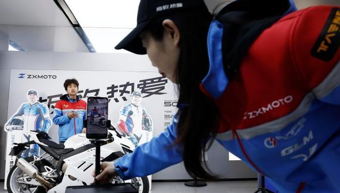 張雪機車製品が人気、優勝同型モデル「820RR」の納車は最短7月　上海                    上海市宝山区豊翔路1302号にある張雪機車の上海宝山店では4月2日、店員がレースで優勝同型モデル「820RR」をライブ配信で紹介していた。詳細>