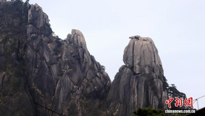 春になり黄山の「天都峰」が再び一般向けに開放                    保護のために冬は閉鎖されていた安徽省の黄山景勝地の三大主峰の1つである天都峰が今月7日に、再び一般向けに開放され、多くの観光客で賑わいを見せている。詳細>